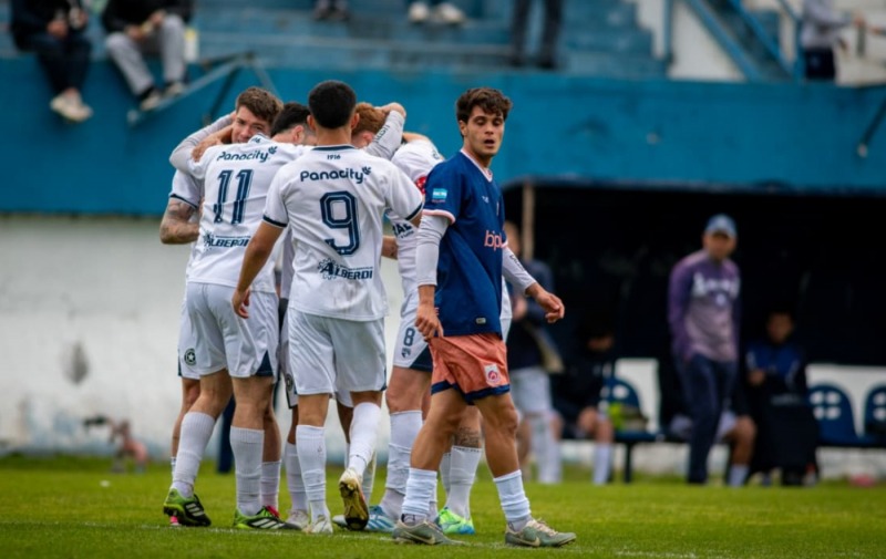 Racing gole�, gan� su grupo y se clasific�